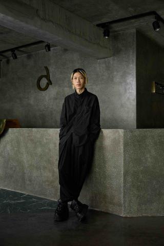 提供修眉毛服務的專家Jonas個人攝影