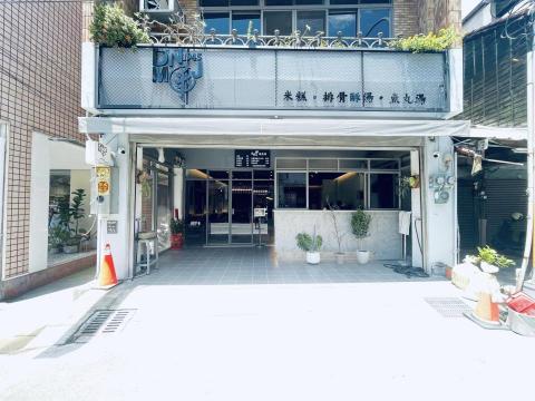 新煜室內設計 - 商業改裝 
採工業風混搭
燈光裝飾 