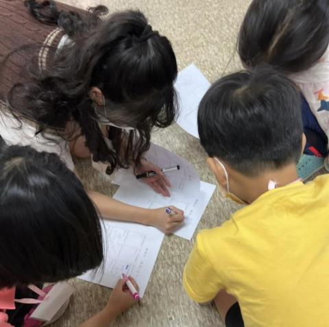 陳抒玗 - 暑假參加111年新住民家庭兒童暑假生活品格英文夏令營，接觸了幼稚園到低年級來自不同國家的新住民兒童，一起活動玩遊戲，學習新知識。