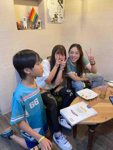 何品昀 - 與課輔班同學的合照