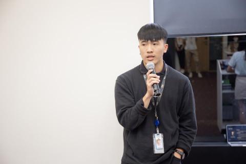 B2B Sales 履歷 / 面試 - Louis - AWS 演講