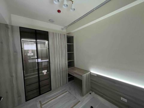 巨鎧室內裝修有限公司 - 次臥室衣櫃書桌床頭板燈條點綴