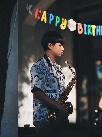 李倖安 - 同時我也演奏爵士薩克斯風，嘗試各種不同風格的音樂，對於樂曲的詮釋能有更寬廣的想法。