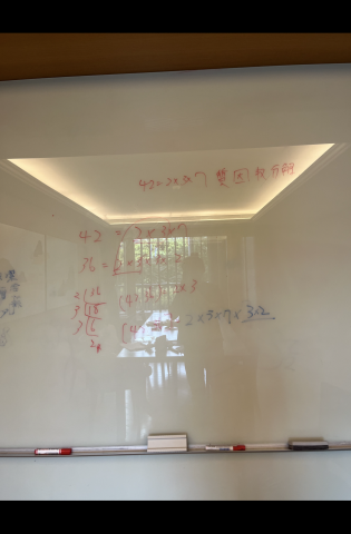 楊欣潔 - 這是我家教時的一對一板書照，遇到不懂的問題時，我會在黑板上詳細解題，並畫圖幫助理解。課程持續兩小時，中途我會用一些方法吸引注意力，避免疲乏，讓他能專心聽課。他的成績也因此逐步提高。