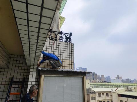 景鈜工程行 - 5樓屋頂小雨遮防止家裡面下雨滲水