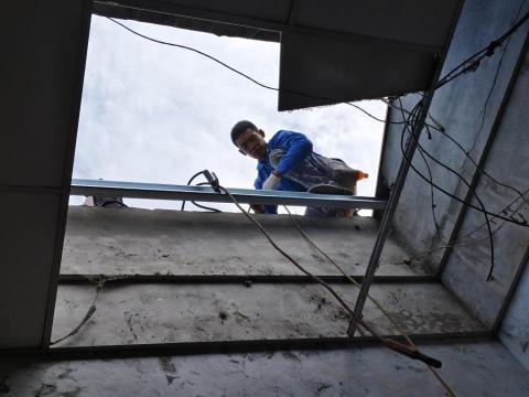 景鈜工程行 - 工廠屋簷生鏽破裂，更換部分骨架和浪板防止漏水