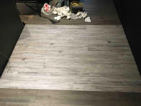 梁豪 - 塑膠地板換新