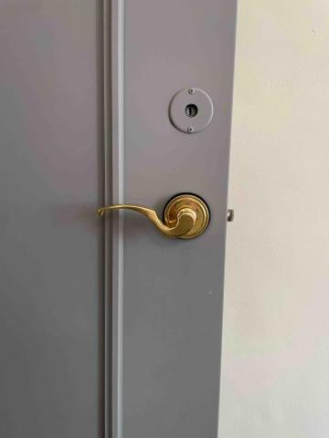 🚪松美木門維修🚪 - 金屬門水平把手更換 🚪松美木門維修🚪 - 金屬門水平把手更換