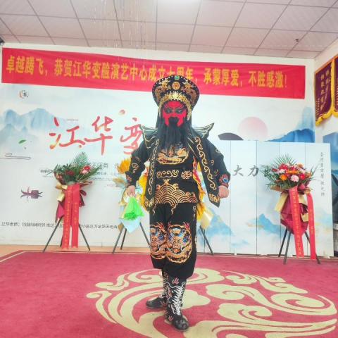 提供衣服收纳柜服務的專家鄭先生