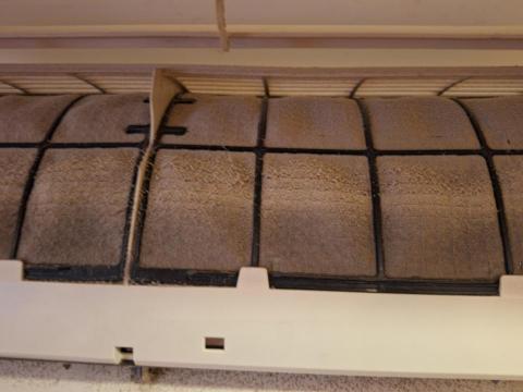 王益和 - 許久沒有清理的冷氣內機