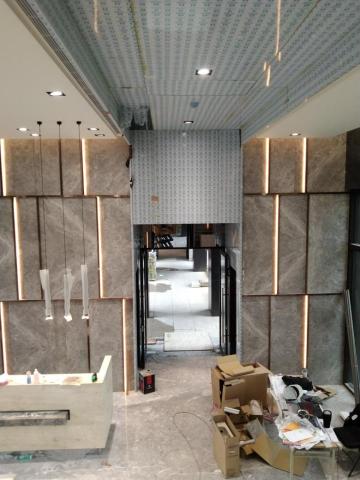 清文有限公司 - 天花倒吊鈦板，牆面坎入鍍鈦方管