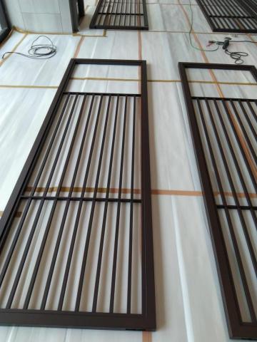 清文有限公司 - 躺在地上的拉門?