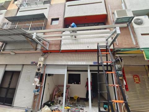 景鈜工程行 - 雨遮骨架施工，工作雖小，但絕不馬虎！
