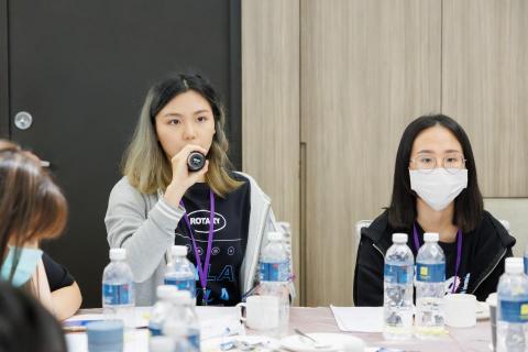 林品妤 - 參與扶輪RYLA青年領袖營，提出問題和發表意見。