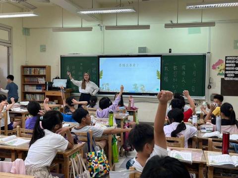 吳葳馨 - 在國北實小實際教學，與學生互動
