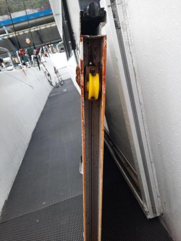 羅傑紗窗維修 - 更換窗框輪