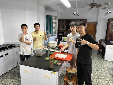 紘曄 理化生物家教 - 東區科展完美落幕後，與隊友的合照