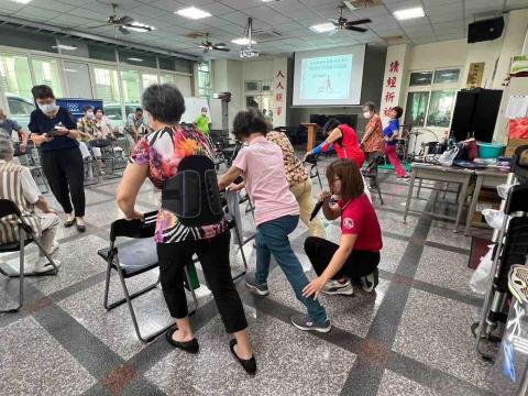 物理治療師/健身教練/器械式皮拉提斯教練-林佩君 - 社區運動課程,快速審視長輩們的動作並調成 物理治療師/健身教練/器械式皮拉提斯教練-林佩君 - 社區運動課程,快速審視長輩們的動作並調成