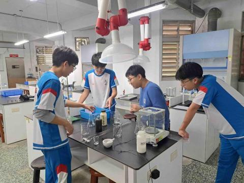 紘曄 理化生物家教 - 積極參與化學實驗，本次實驗為高三選修內容，酸鹼滴定實驗