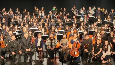 Lewis - 跟業界古典音樂家合作表演