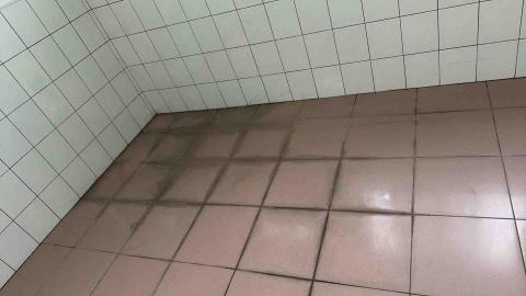 慈恩專業清潔 - 慈恩專業清潔

案場說明：梓官區洗石清潔（洗石前）

?服務地區：?高雄

✅服務項目：
1️⃣居家清潔（長期定點清潔）
2️⃣分租清潔
3️⃣退租清潔
4️⃣交屋清潔
5️⃣空屋清潔
6️⃣重點區域清潔（如：廚房 浴室 臥室）
7️⃣大樓清洗水塔以及公寓清洗水塔
8️⃣水塔清洗
9️⃣浴室洗除垢清洗
?廚房油汙清洗
1️⃣1️⃣水冷空调水塔清潔
1️⃣2️⃣5~15灑水車出租、工程用水、
園藝澆花、道路清洗、抑制揚塵、自來水運送
1️⃣3️⃣消毒除蟲
1️⃣4️⃣清運清潔
1️⃣5️⃣ 窗型及分離式冷氣