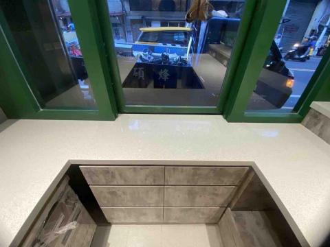 鍾采 - 項目：ㄇ型檯面&平台
石材：1.2cm（厚度） 皇家人造石 K-920
施作內容：銜接、安裝水龍頭及提籠