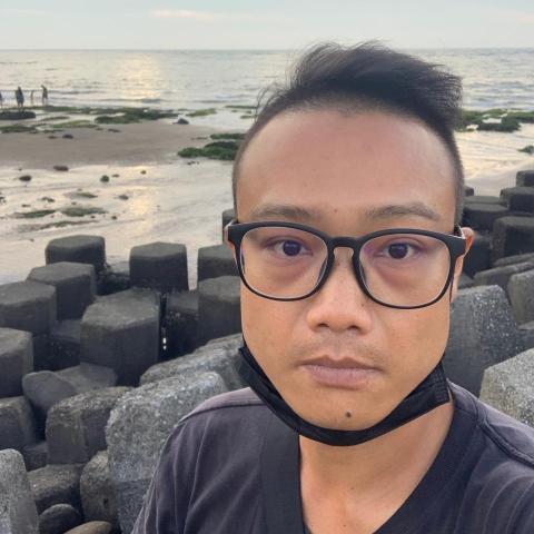 提供遛狗服務的專家阿靖