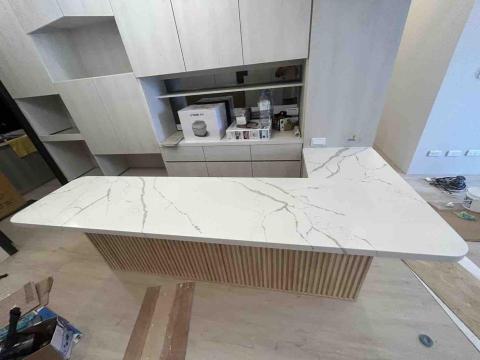 鍾采 - 項目：L型平台
石材：2cm（厚度） 帝雉石 MQ-218