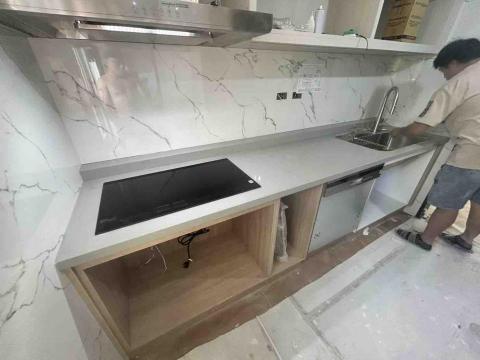 鍾采 - 項目：一字型
石材：1.5cm（厚度） 闊石 QJ-1204N
施作內容：水槽下崁、安裝水龍頭及提籠