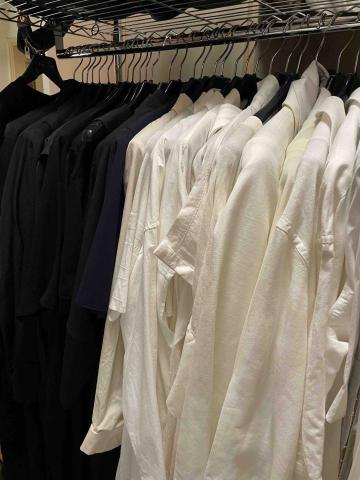 姐來幫你 - 整理好的洋裝（衣架相同/顏色分類）