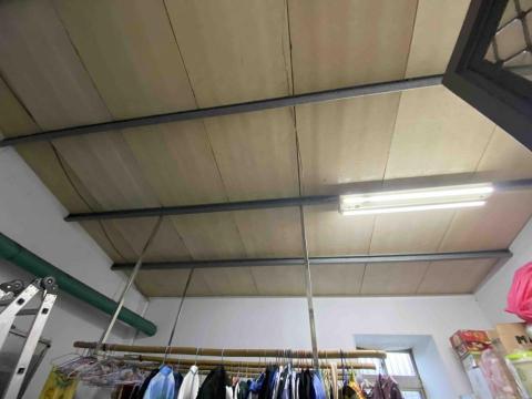 小隆水電 - 晾衣間太暗新增山形燈具（新增前）