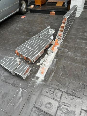 坤龍企業社 - 圍牆倒塌圖