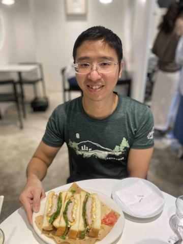 陳蘊典 - 和學員在週末午後邊吃午餐邊練習英文口說
My student and I practiced speaking while having brunch on Saturday afternoon.