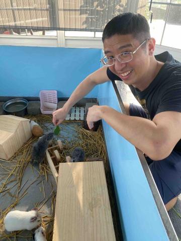 陳蘊典 - 我偶爾去宜蘭或桃園農場看可愛小動物
I visit the adorable farm animals in Ilan or Taoyuan once in a while.