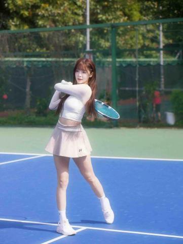 張政輝Jack Chang - Tennis Coach🎾 - 菲菲說：真不虧是教練，專業的教學讓初體驗的我姿勢這麼標準這麼美(反拍）