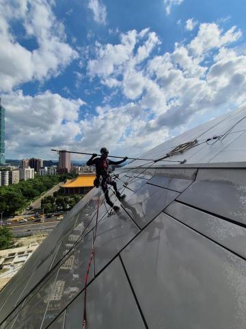 超耀眼外牆維護 - 台北大巨蛋工作照