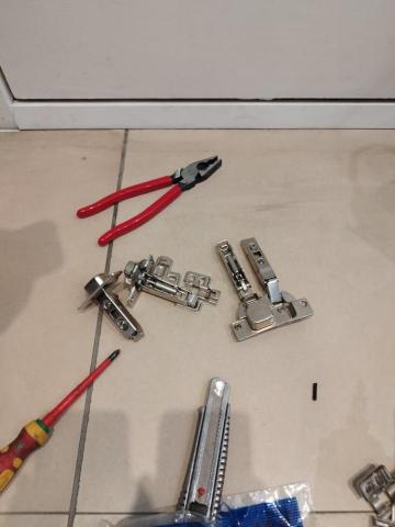 周昆興 - 櫃門鉸鏈修繕