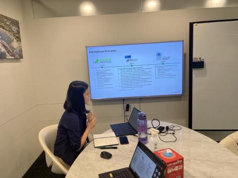 Jo - 正職工作以英文為主，與客戶溝通、與同事共同作業。