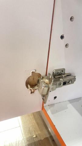 周昆興 - 櫃門鉸鏈修繕（前）