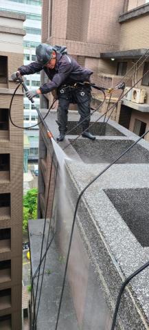 超耀眼外牆維護 - 外牆高壓水柱沖洗