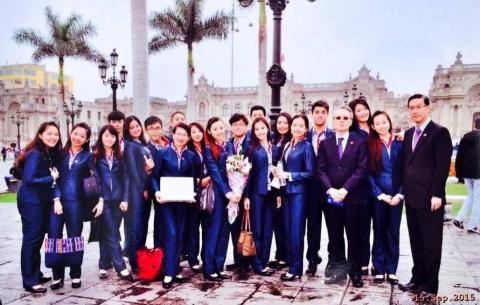 Jo - 擔任外交部青年大使，出訪拉丁美洲四國，以西文與各國交流