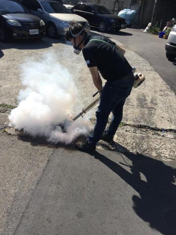 蕭聖祐 - 鄰里排水溝消毒作業