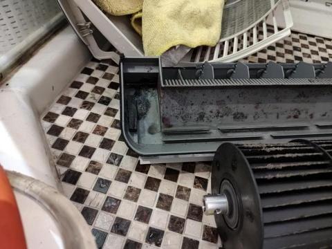 詠鈜冷氣冷凍企業社 - 日立冷氣細部拆解，徹底清洗！
清洗後施作奈米塗料，使冷氣獲得乾淨，與延長髒污不易堆積，延長再次保養時間！
為客戶不必每年或兩年就要清洗保養！
可延長至三年左右！