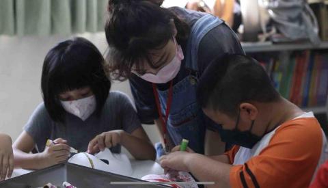 呂姵螢 - 帶營隊時與小朋友互動之照片