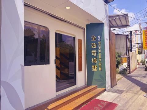 豐潤設計有限公司 - 台中市-霧峰區_ 蒔一墅接待中心
設計公司：清美建設
工程項目：舊有接待中心簡易翻修統包工程
施工項目：搬運工程、拆除清運工程、木作工程、水電工程、油漆工程、地板工程、泥作工程
完工時間：2024.09

#室內裝潢 #室內裝修 #老屋翻修 #建案公設 #建案銷售中心