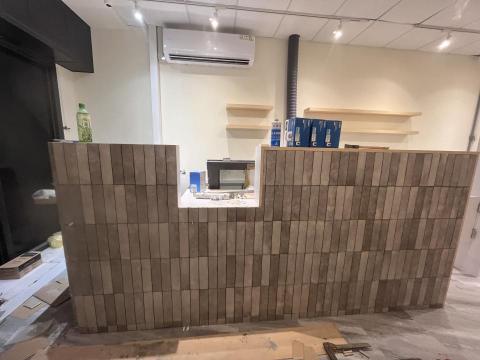 UN磁磚工程室 - 小磚咖啡廳吧檯施工