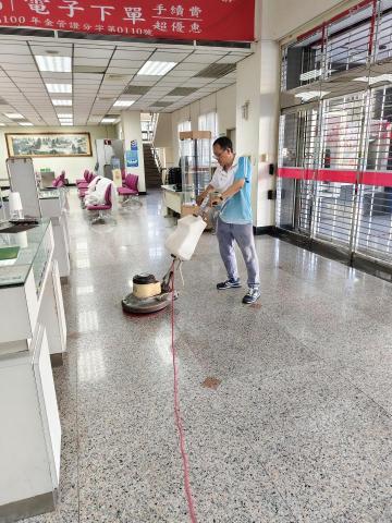 陳福正 - 屏東台銀地磚上臘保養