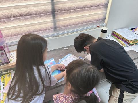 Wen-xin Lai - 在團體中，引導學生互相學習成長，鼓勵同儕教學並從旁提供合適的協助。