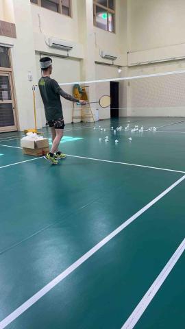 蕭伊成 - 帶領同學做發球練習