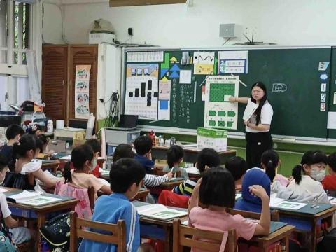 李旻蓁 - 進班幫一年級做CPM團測